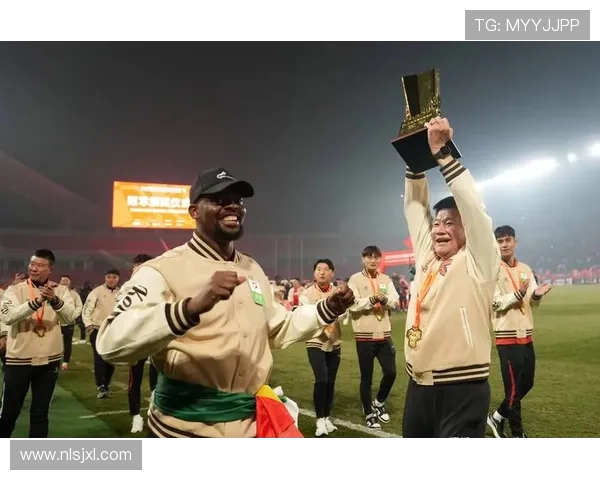 足球明星热烈祝贺球队夺冠分享胜利喜悦与奋斗精神